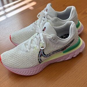 Nike React Infinity FlyKnit Running Shoes with  Pastel Accents women’s 9.5